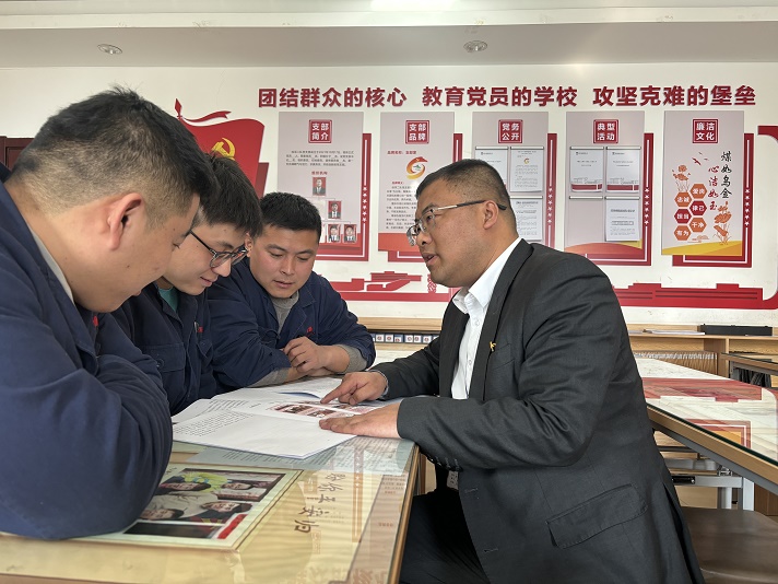 支部书记解说“清廉DB电竞” 王宇宵摄.jpg