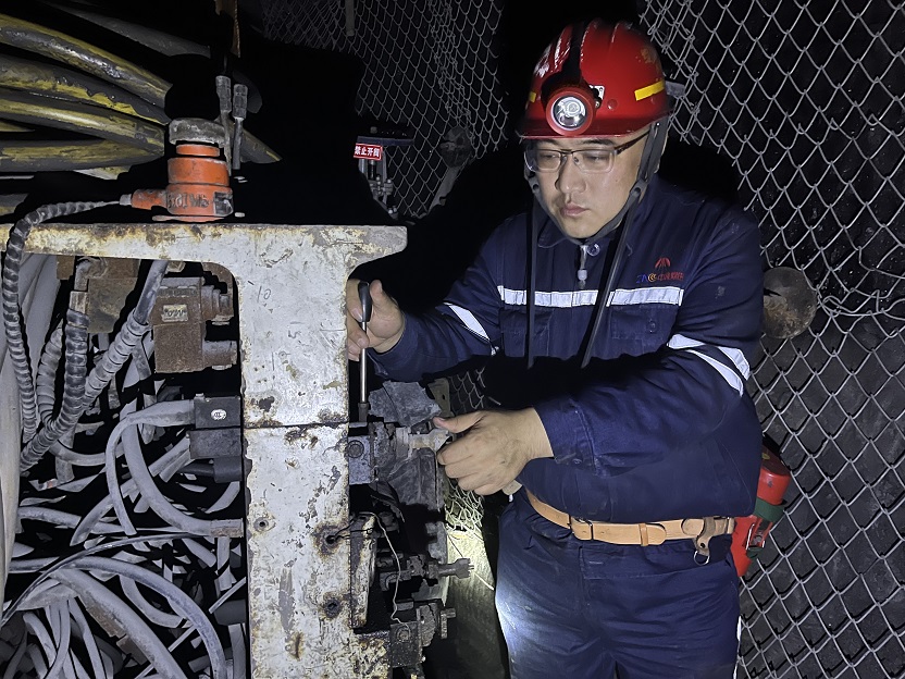 拍摄：李子君，支部书记赵澎涛处置隐患.jpg