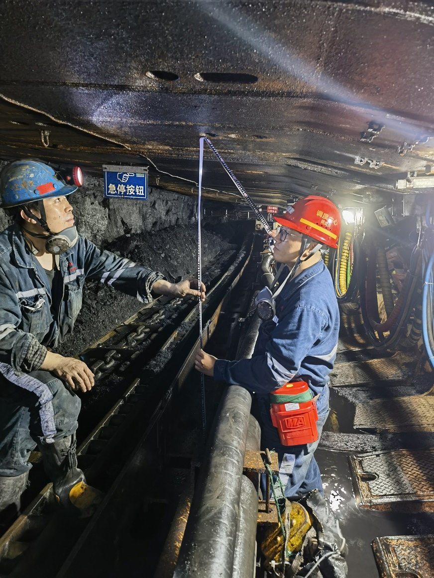 综采工作面丈量采高 调度信息中心 惠炜 提供.jpg